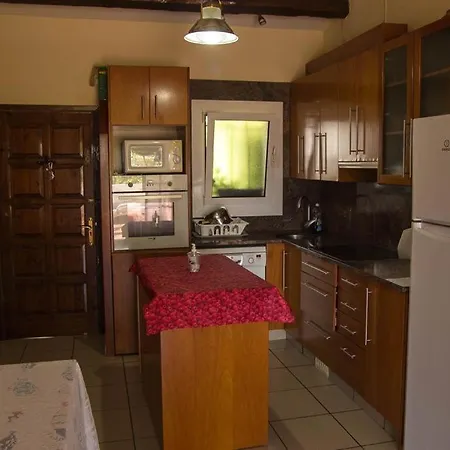 Casita Blanca Con Fibra óptica Y Piscina Cominutaria Tossa de Mar