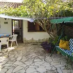 Casita Blanca Con Fibra Optica Y Piscina Cominutaria